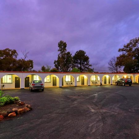 Azalea Motel Кунабарабран Экстерьер фото